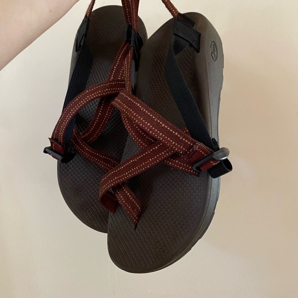 CHACO Z2 BROWN BURGUNDY STRAPPY WATER HIKING SANDALS